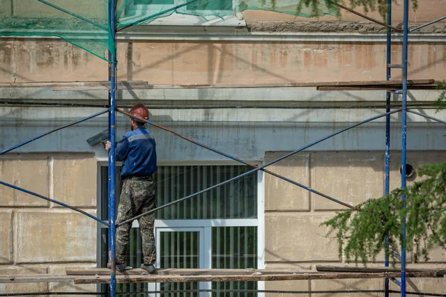 Diagnostic obligatoire en rénovation: 75 % des bâtiments construits avant 1990 contiennent de l’amiante.; Le diagnostic est requis dès 1991 dans le canton de Vaud et à Genève.; Un rapport conforme à la norme ASCA est exigé pour obtenir un permis de construire. Asbest und Schadstoffe bei Renovationen: Diagnosepflicht