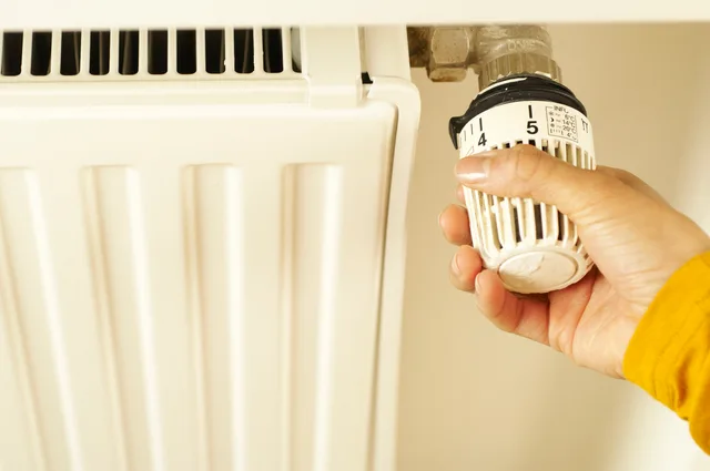 Réduire la consommation énergétique en Suisse: IDC > 125 kWh/m².an à Genève nécessite une action immédiate.; Subventions genevoises augmentées à partir du 1er juin 2024 avec 500 MCHF supplémentaires.; Minergie-Exploitation suit la consommation réelle via des mesures automatiques. Energieverbrauch von Gewerbeimmobilien in der Schweiz senken