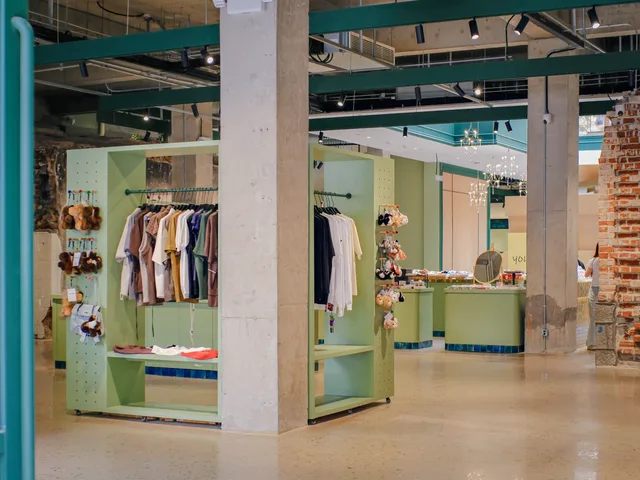 Trouver un local commercial en Suisse romande: Définissez votre activité et la surface nécessaire pour vente ou stockage.; Vérifiez l'affectation du terrain via les plans communaux (ex. PLQ Étoile 2 à Carouge).; Le loyer moyen à Fribourg est de CHF 210/m²/an, soit CHF 2'132/mois. Gewerberaum in der Romandie finden und bewerten
