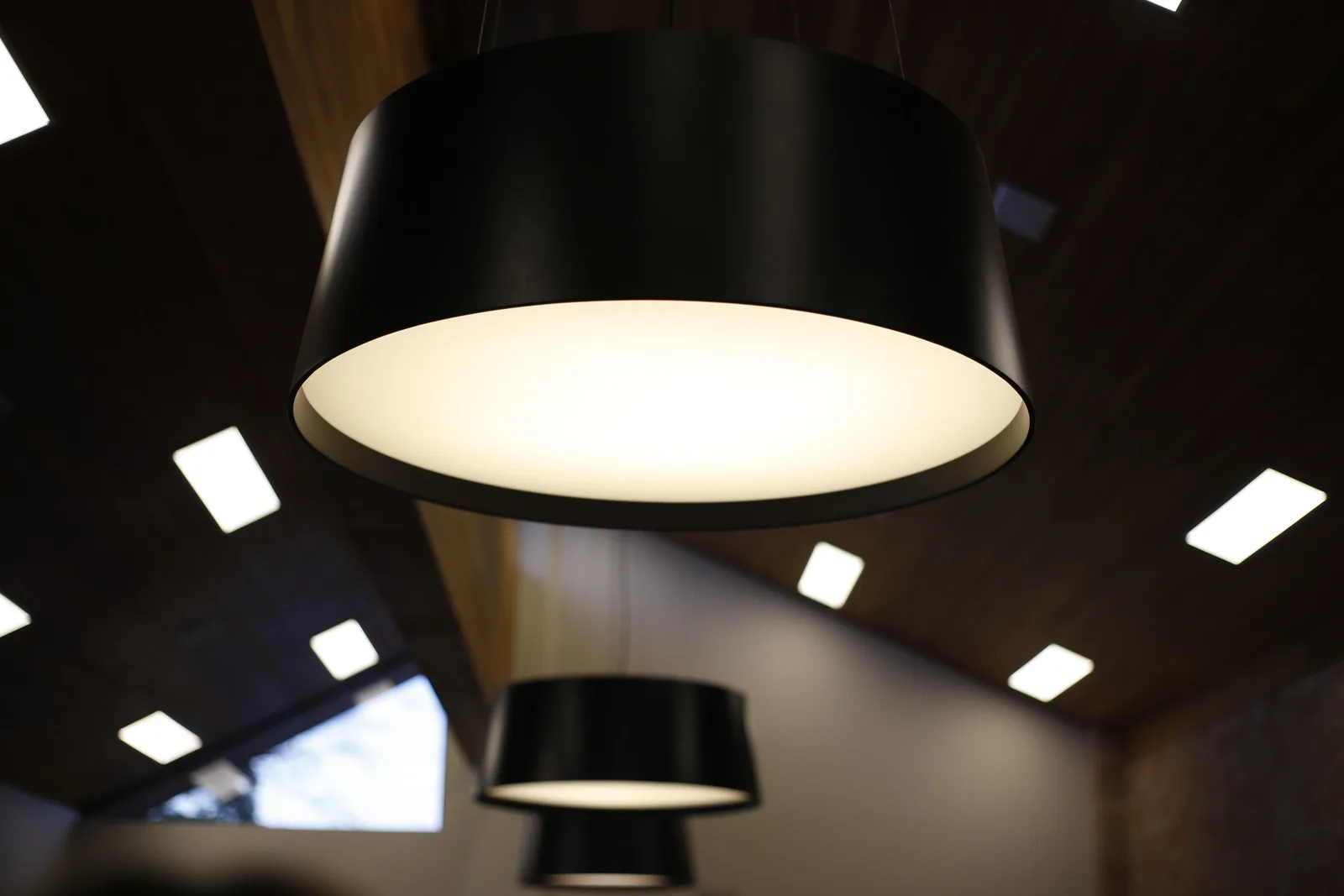 Optimiser éclairage et ventilation: Éclairage LED : 10 % de la consommation électrique en Suisse.; Norme SN EN 17037 : critères pour lumière naturelle depuis avril 2019.; Ventilation intelligente : ajuste débit selon occupation et qualité de l’air.