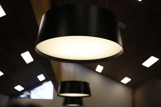Optimiser éclairage et ventilation: Éclairage LED : 10 % de la consommation électrique en Suisse.; Norme SN EN 17037 : critères pour lumière naturelle depuis avril 2019.; Ventilation intelligente : ajuste débit selon occupation et qualité de l’air. Ottimizzare l'illuminazione e la ventilazione di un locale commerciale