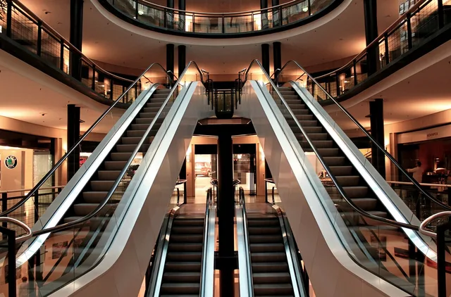 escalator, stairs, metal segments, architecture, building, lighting, passenger transport, handrails, light, move, commercial building, shopping center, escalators, rise, germany, glittering, stole, metal, glass, modern, consumption, lights, lamps, escalator, escalator, building, building, building, building, building, commercial building, shopping center. Ottimizzare l'illuminazione e la ventilazione di un locale commerciale