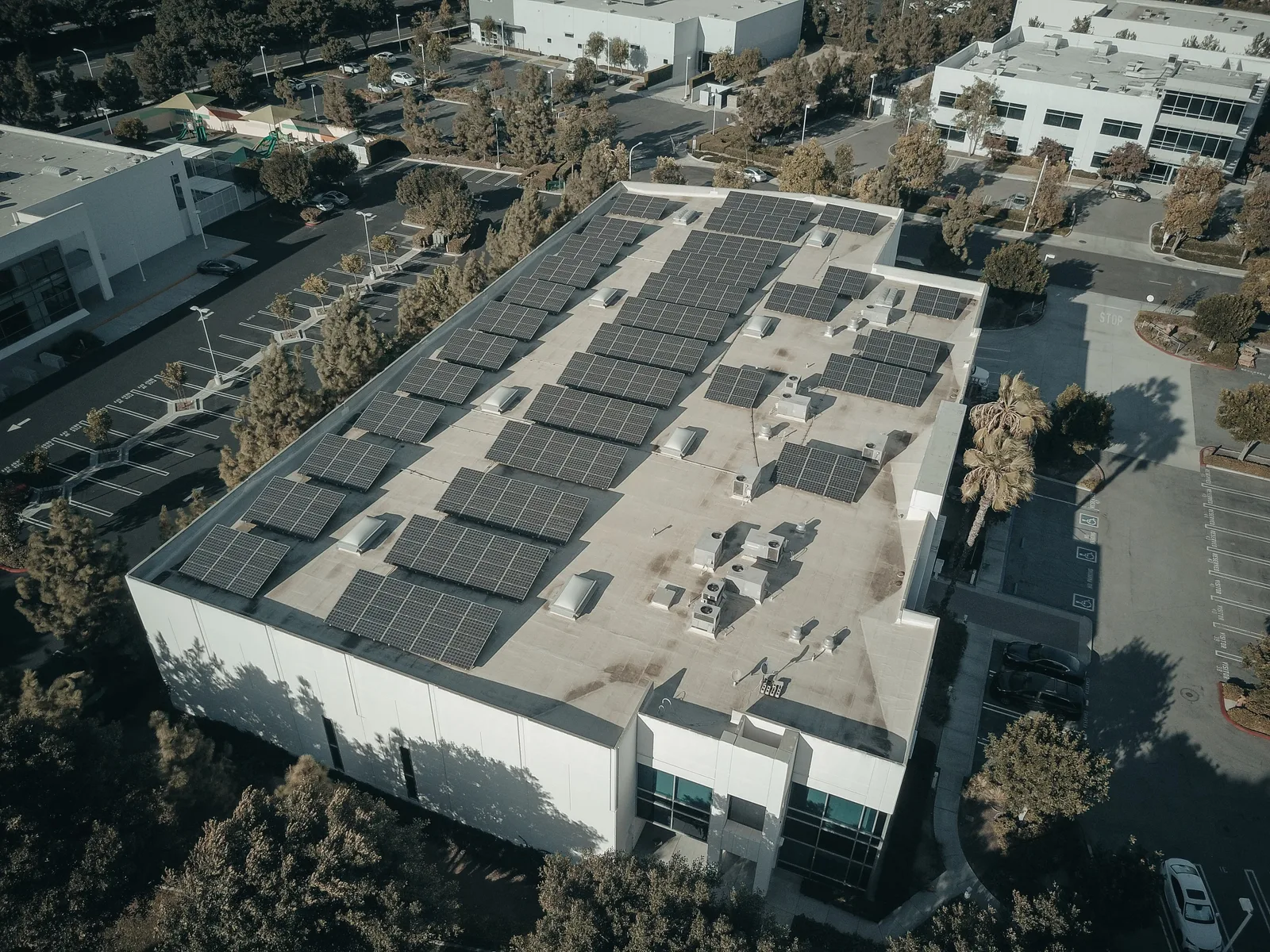 Subventions énergétiques pour bureaux et commerces: Les aides du Programme Bâtiments couvrent isolation, chauffage et rénovation globale.; À Genève, le bonus IP-14 donne CHF 60/m² pour la classe B, CHF 50/m² pour la classe C.; En Valais, une subvention de CHF 10 000 exige un CECB Plus pour plus de 142 m² isolés.