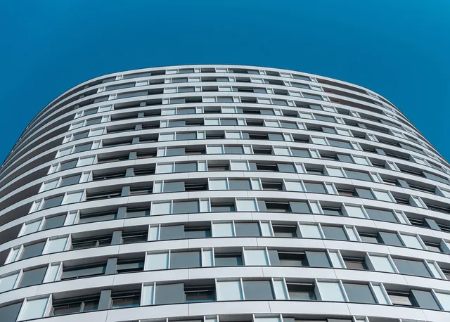 building, architecture, city, urban, office, commercial, cityscape, corporate, exterior, downtown, facade, high. Sussidi energetici per edifici commerciali: sportello e condizioni